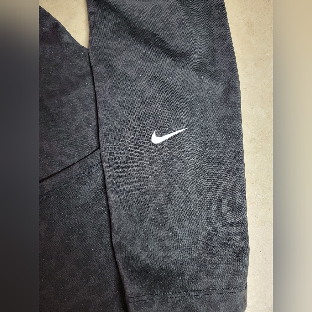 Gently Used size med mid rise Nike Dry-fit one Leopard Print - Picture 5 of 10